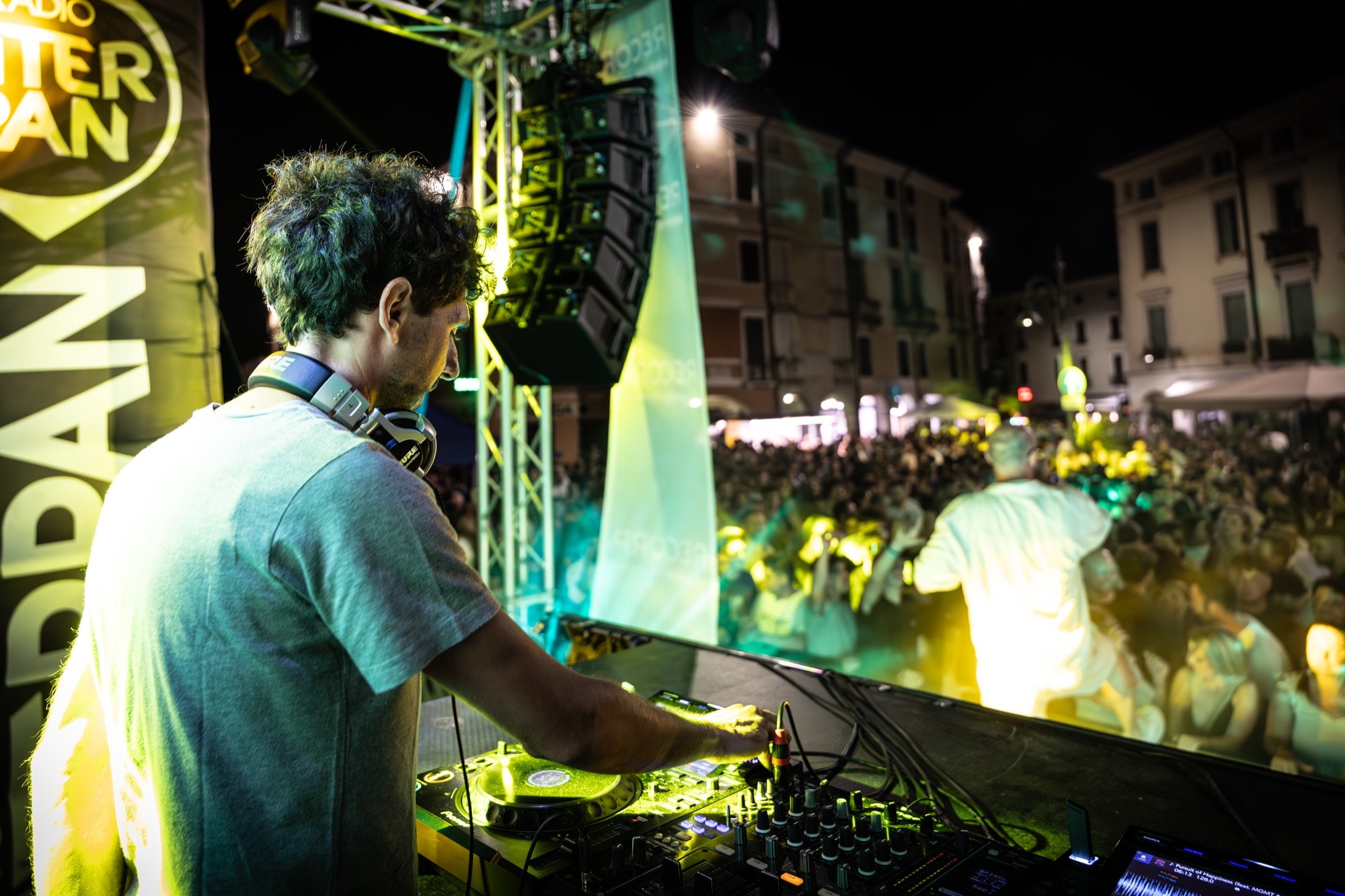 Consolle DJ durante performance live serale