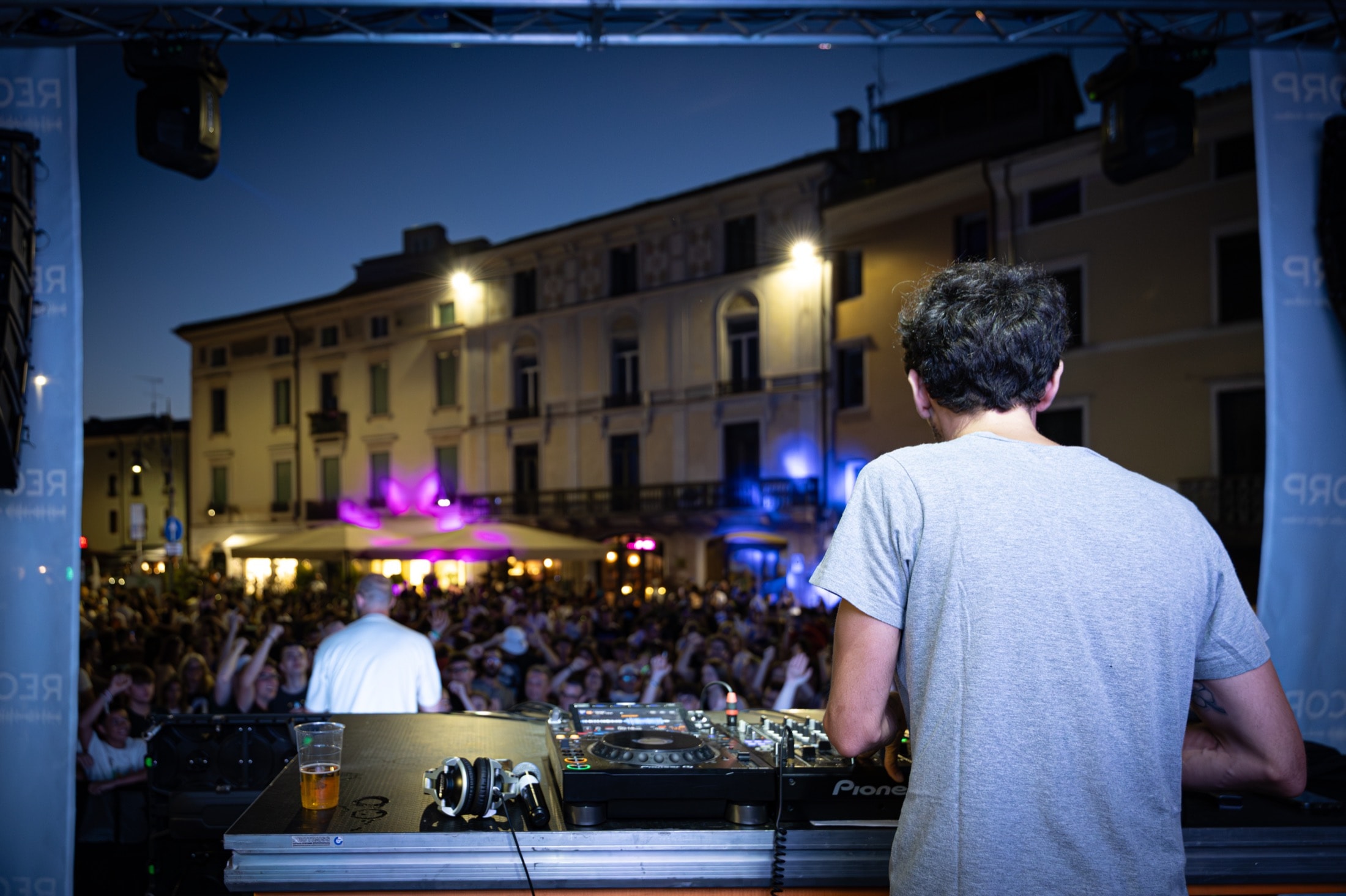 DJ set live visto dal palco verso il pubblico