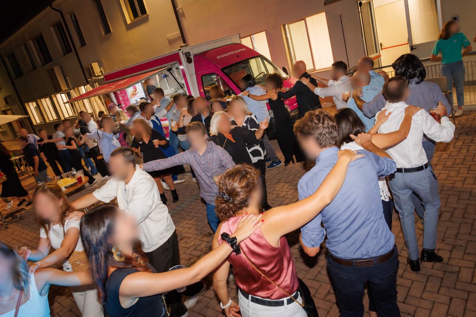 Il gruppo balla nella sala durante una festa aziendale.